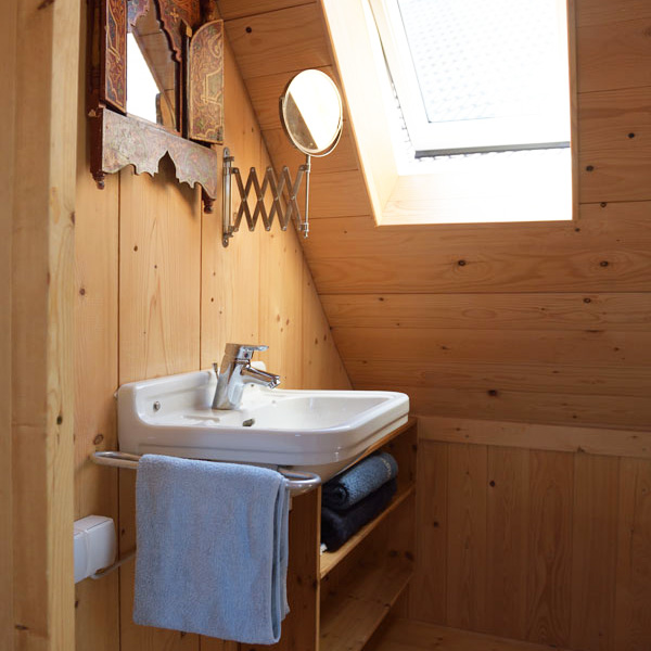 Bootsscheune Ferienwohnungen: Baumhaus Bad mit Waschbecken