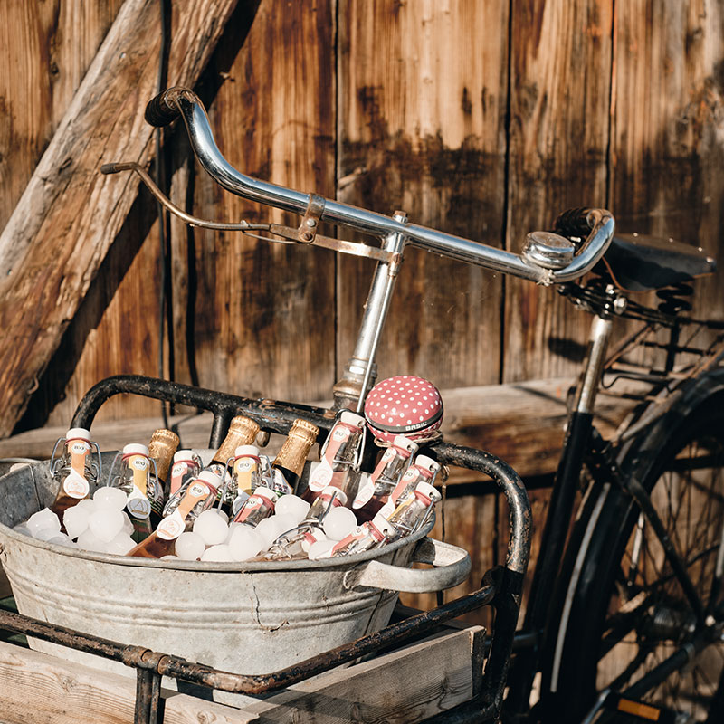 Bootsscheune: Feiern am See - Fahrrad mit Getränken im Korb